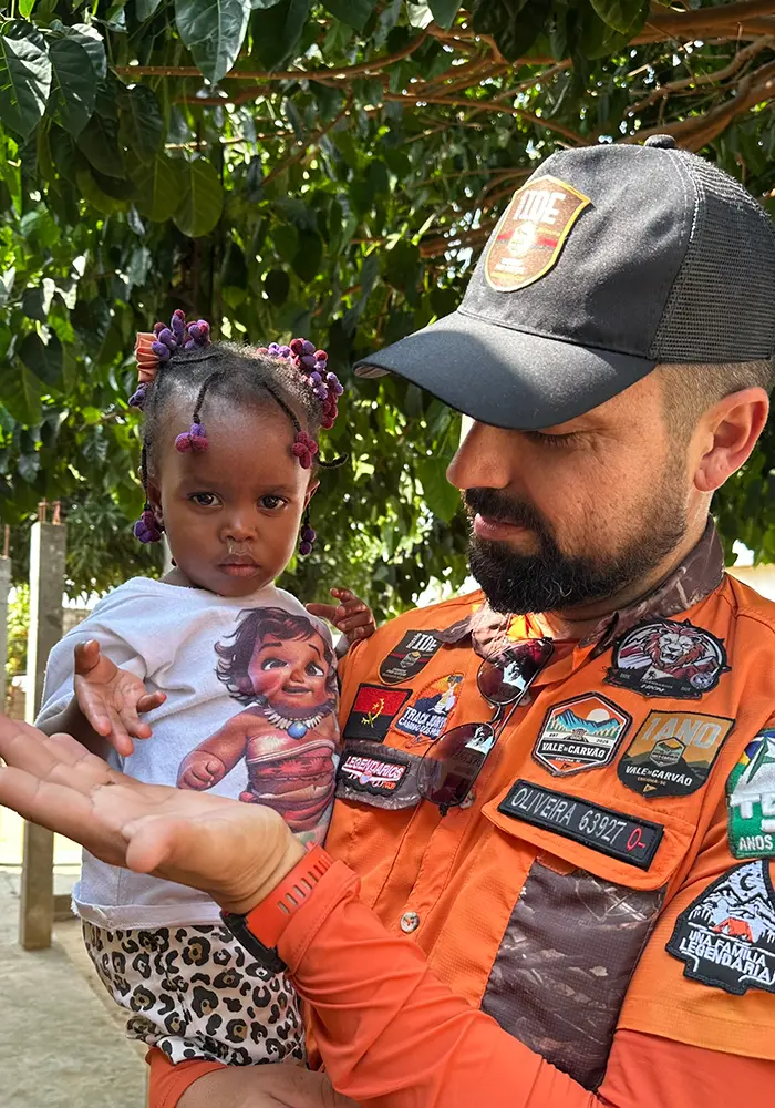 Voluntário da Missão IDE Angola acolhendo uma criança